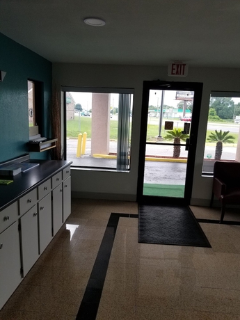 Imagen de los interiores del Hotel Executive Inn, Pensacola . Foto 17