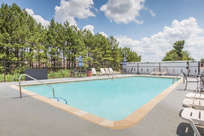 Imagen de la piscina del Hotel Executive Inn & Suites. Foto 15