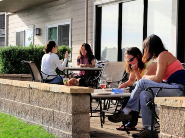 Imagen general del Hotel Executive Inn and Suites Embarcadero Cove. Foto 9