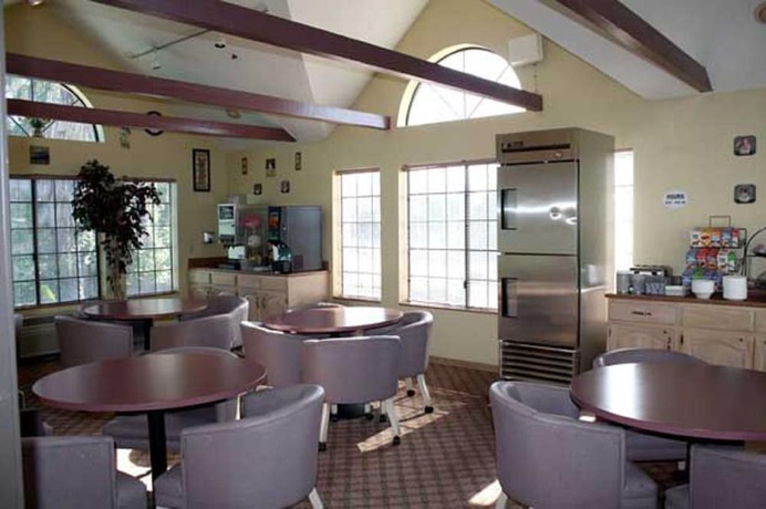 Imagen del bar/restaurante del Hotel Executive Inn and Suites, Sacramento. Foto 5
