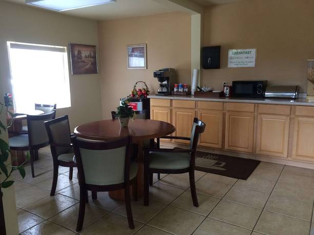 Imagen de los interiores del Hotel Executive Inn and Suites Schulenburg. Foto 13