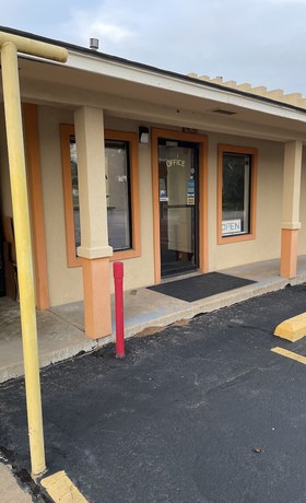 Imagen de los interiores del Hotel Executive Inn of Purcell. Foto 11