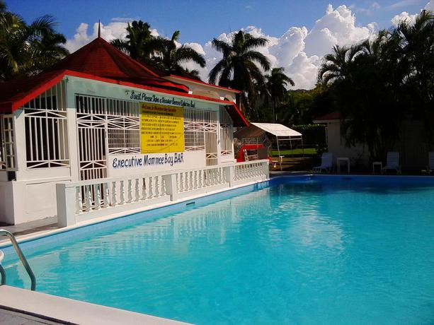 Imagen de la piscina del Hotel Executive Mamme Bay and Conference. Foto 10