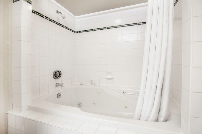 Imagen de la habitación del Hotel Executive Suites Metro Vancouver. Foto 6