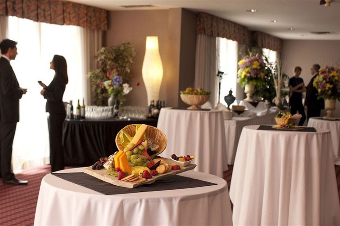 Imagen del bar/restaurante del Hotel Executive Vancouver Airport. Foto 2