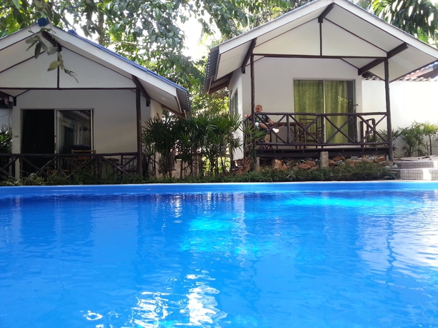 Imagen de la piscina del Hotel Exotic Bungalows. Foto 16