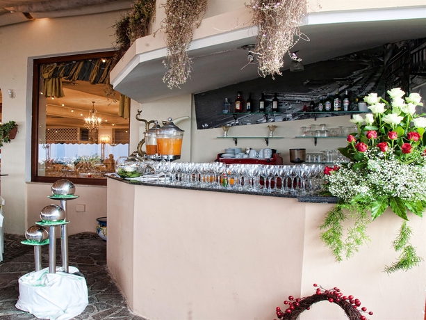 Imagen del bar/restaurante del Hotel Experience Boutique - Villa Cimmino. Foto 5