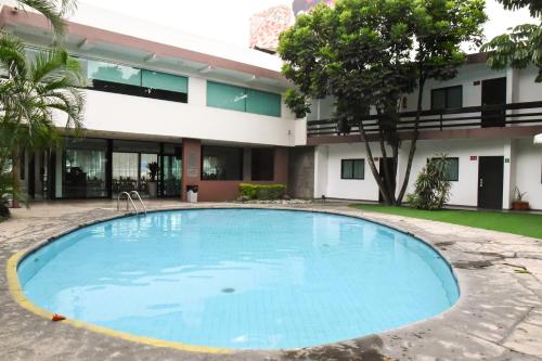Imagen de la piscina del Hotel Expo Plaza Business and Family Guadalajara. Foto 9