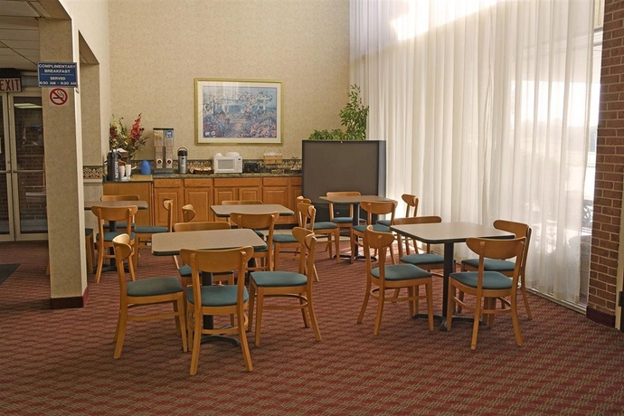 Imagen del bar/restaurante del Hotel Express Airport Inn. Foto 3
