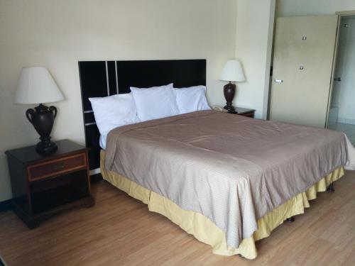 Imagen de la habitación del Hotel Express Inn East. Foto 5