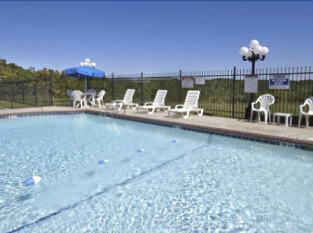 Imagen de la piscina del Hotel Express Inn, Eureka Springs. Foto 12