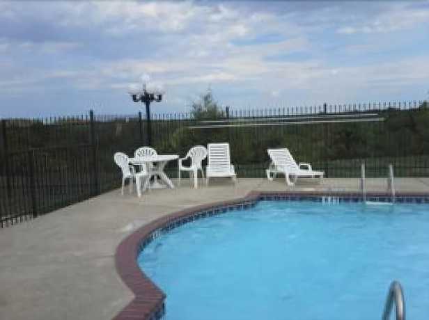 Imagen de la piscina del Hotel Express Inn, Eureka Springs. Foto 13
