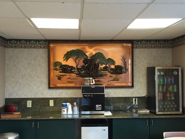 Imagen del bar/restaurante del Hotel Express Inn, Norfolk. Foto 2