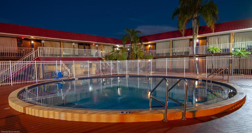 Imagen de la piscina del Hotel Express Inn & Suites Clearwater. Foto 7