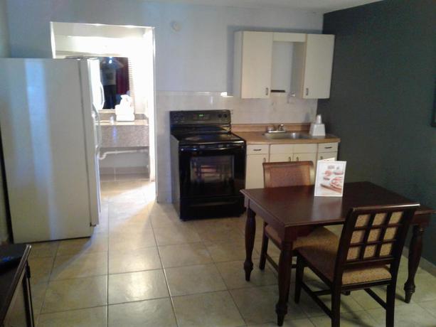 Imagen de la habitación del Hotel Express Inn & Suites Clearwater. Foto 3