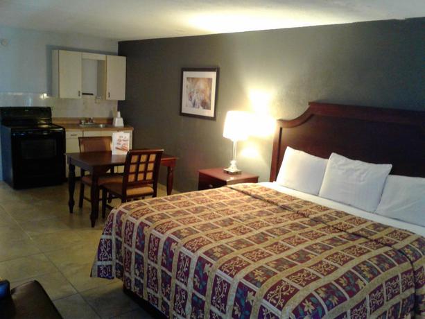 Imagen de la habitación del Hotel Express Inn & Suites Clearwater. Foto 4