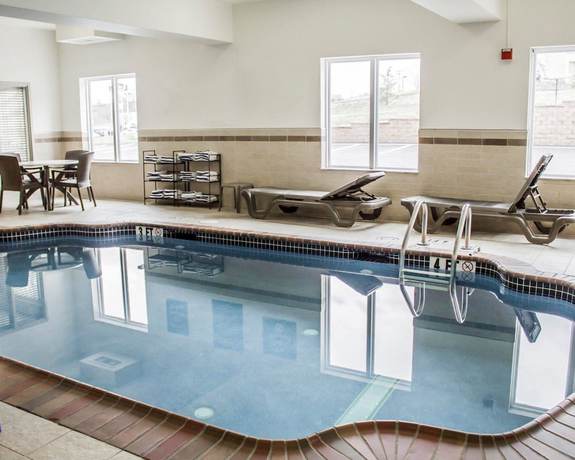 Imagen de la piscina del Hotel Express Inn & Suites. Foto 20