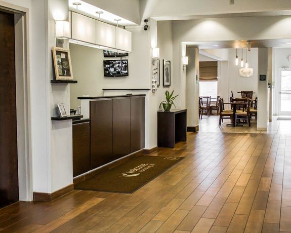 Imagen de los interiores del Hotel Express Inn & Suites. Foto 18