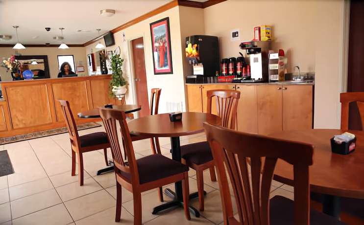 Imagen del bar/restaurante del Hotel Express Inn and Suites. Foto 9