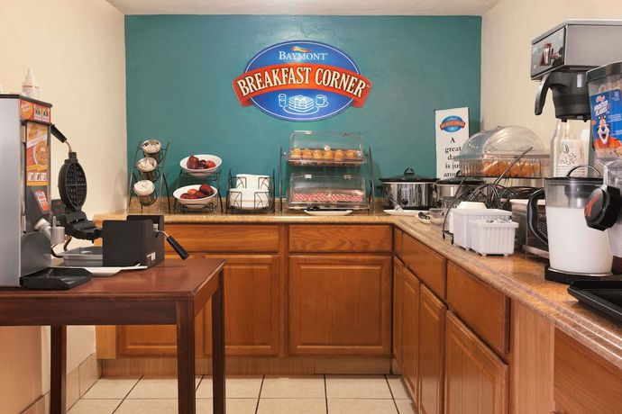 Imagen del bar/restaurante del Hotel Express Inn and Suites, Little Rock. Foto 4