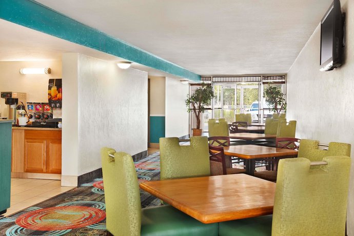 Imagen del bar/restaurante del Hotel Express Inn and Suites, Little Rock. Foto 5