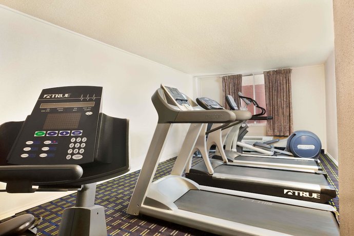 Imagen de los interiores del Hotel Express Inn and Suites, Little Rock. Foto 11