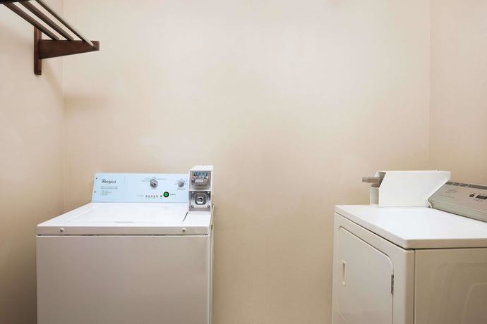 Imagen de los interiores del Hotel Express Inn and Suites, Little Rock. Foto 12
