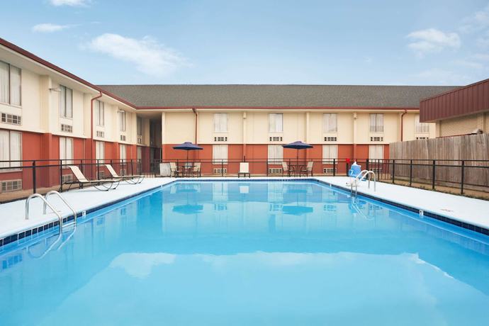 Imagen de la piscina del Hotel Express Inn and Suites, Little Rock. Foto 16