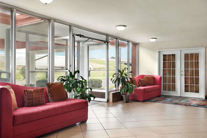 Imagen de los interiores del Hotel Express Inn and Suites, Little Rock. Foto 15