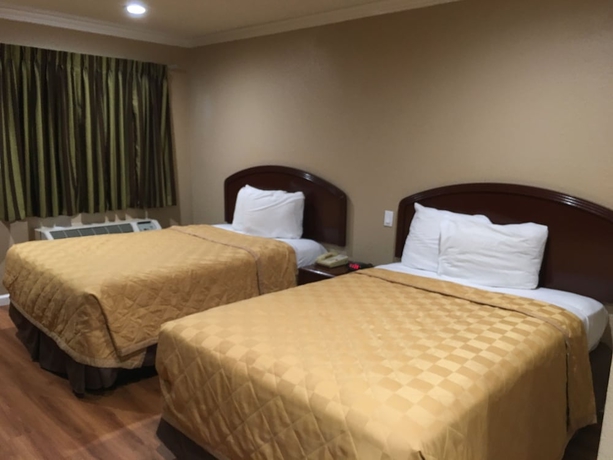 Imagen de la habitación del Hotel Express Inn and Suites, Ontario. Foto 2