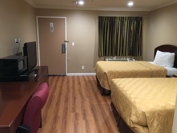 Imagen de la habitación del Hotel Express Inn and Suites, Ontario. Foto 3