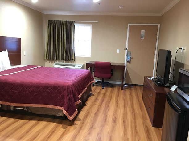 Imagen de la habitación del Hotel Express Inn and Suites, Ontario. Foto 4