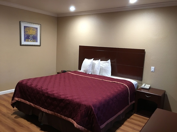 Imagen de la habitación del Hotel Express Inn and Suites, Ontario. Foto 5