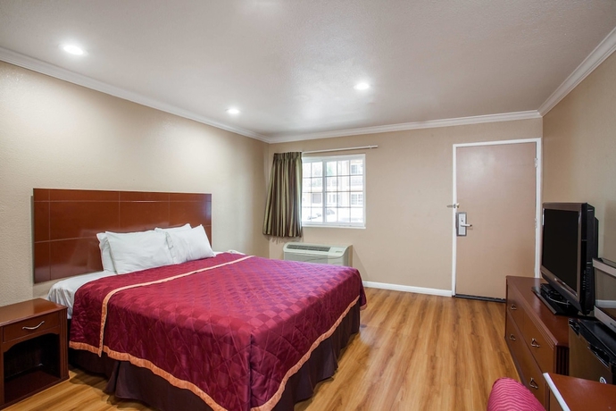 Imagen de la habitación del Hotel Express Inn and Suites, Ontario. Foto 6