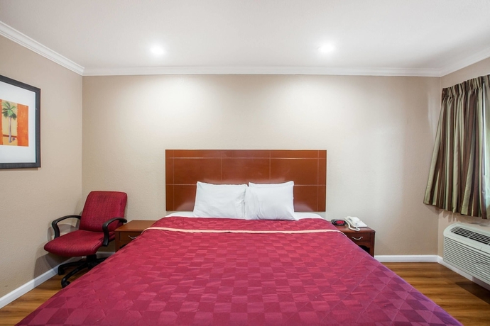 Imagen de la habitación del Hotel Express Inn and Suites, Ontario. Foto 7