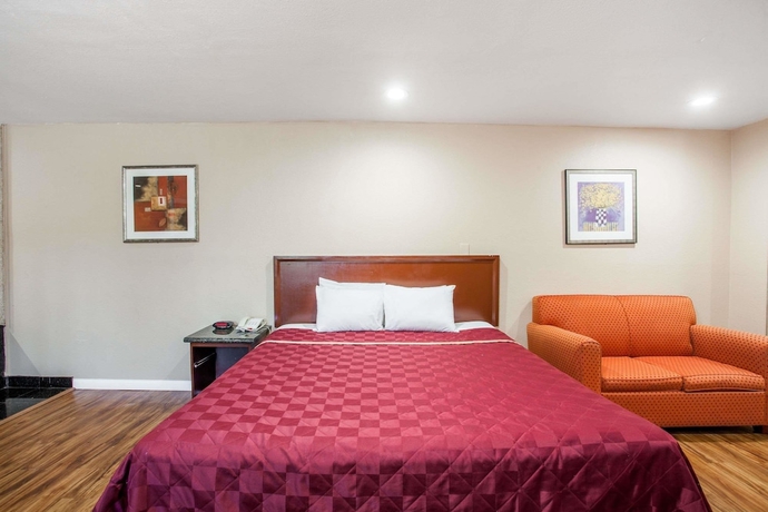 Imagen de la habitación del Hotel Express Inn and Suites, Ontario. Foto 8