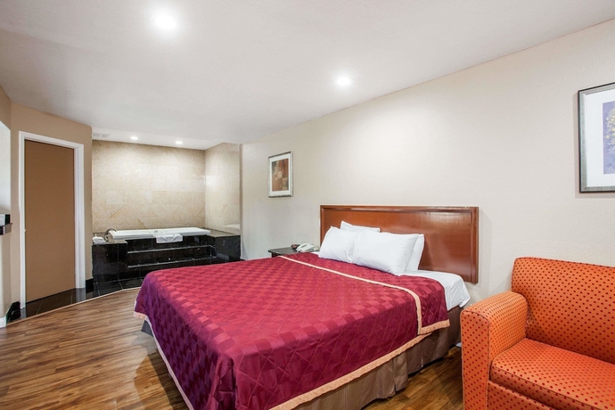 Imagen de la habitación del Hotel Express Inn and Suites, Ontario. Foto 9