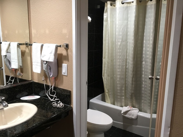 Imagen de la habitación del Hotel Express Inn and Suites, Ontario. Foto 10