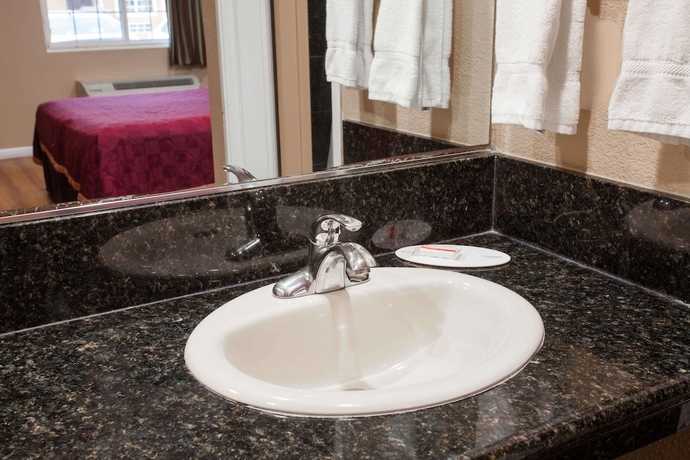 Imagen de la habitación del Hotel Express Inn and Suites, Ontario. Foto 11
