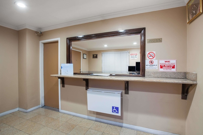Imagen de los interiores del Hotel Express Inn and Suites, Ontario. Foto 18
