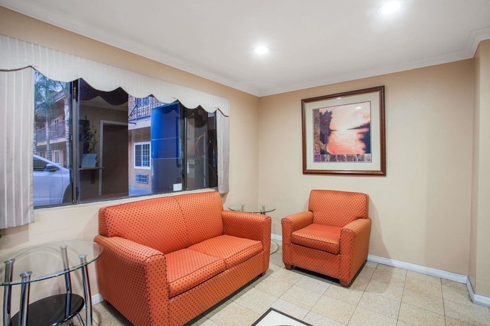 Imagen de los interiores del Hotel Express Inn and Suites, Ontario. Foto 19