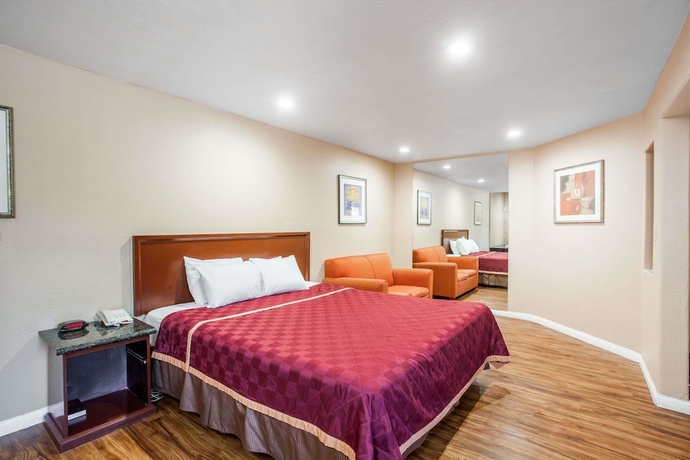 Imagen de la habitación del Hotel Express Inn and Suites, Ontario. Foto 12