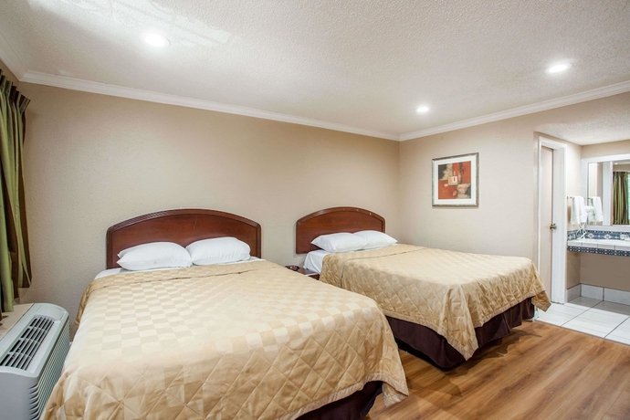 Imagen de la habitación del Hotel Express Inn and Suites, Ontario. Foto 13