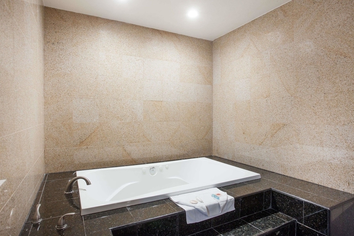 Imagen de la habitación del Hotel Express Inn and Suites, Ontario. Foto 14