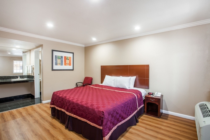 Imagen de la habitación del Hotel Express Inn and Suites, Ontario. Foto 15