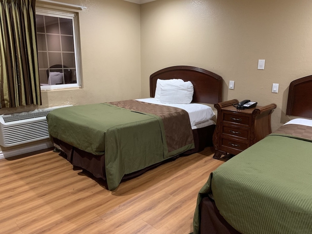 Imagen de la habitación del Hotel Express Inn and Suites, Ontario. Foto 16
