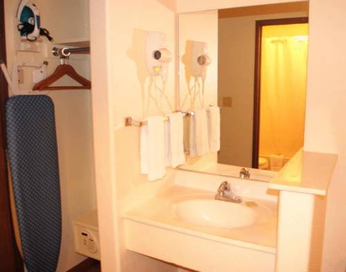 Imagen de la habitación del Hotel Express Inn and Suites San Antonio Seaworld Medical Center. Foto 5