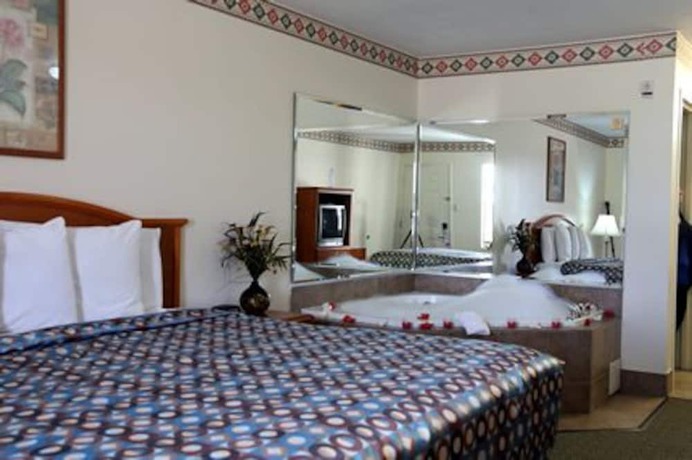 Imagen de la habitación del Hotel Express Inn and Suites, Westwego. Foto 10