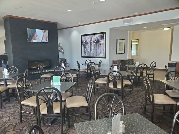Imagen del bar/restaurante del Hotel Expressway Suites Fargo. Foto 2