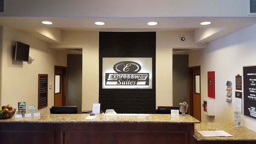 Imagen de los interiores del Hotel Expressway Suites Fargo. Foto 13